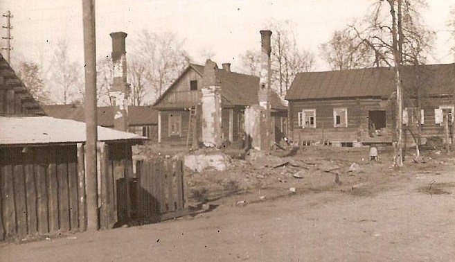 Сожженный дом на улице Борисова. Весна 1942 г. Фото из личного собрания Георгия Шепелева.